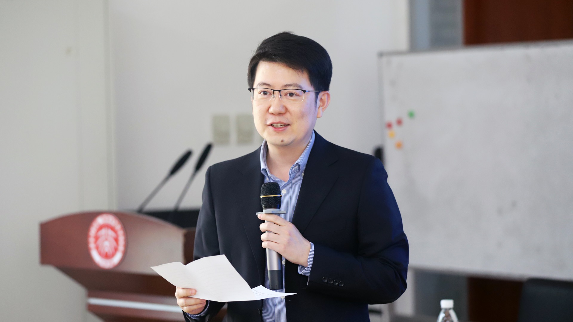 图2-秦雪征教授主持讲座 (2).jpg 图2-秦雪征教授主持讲座 (2).jpg