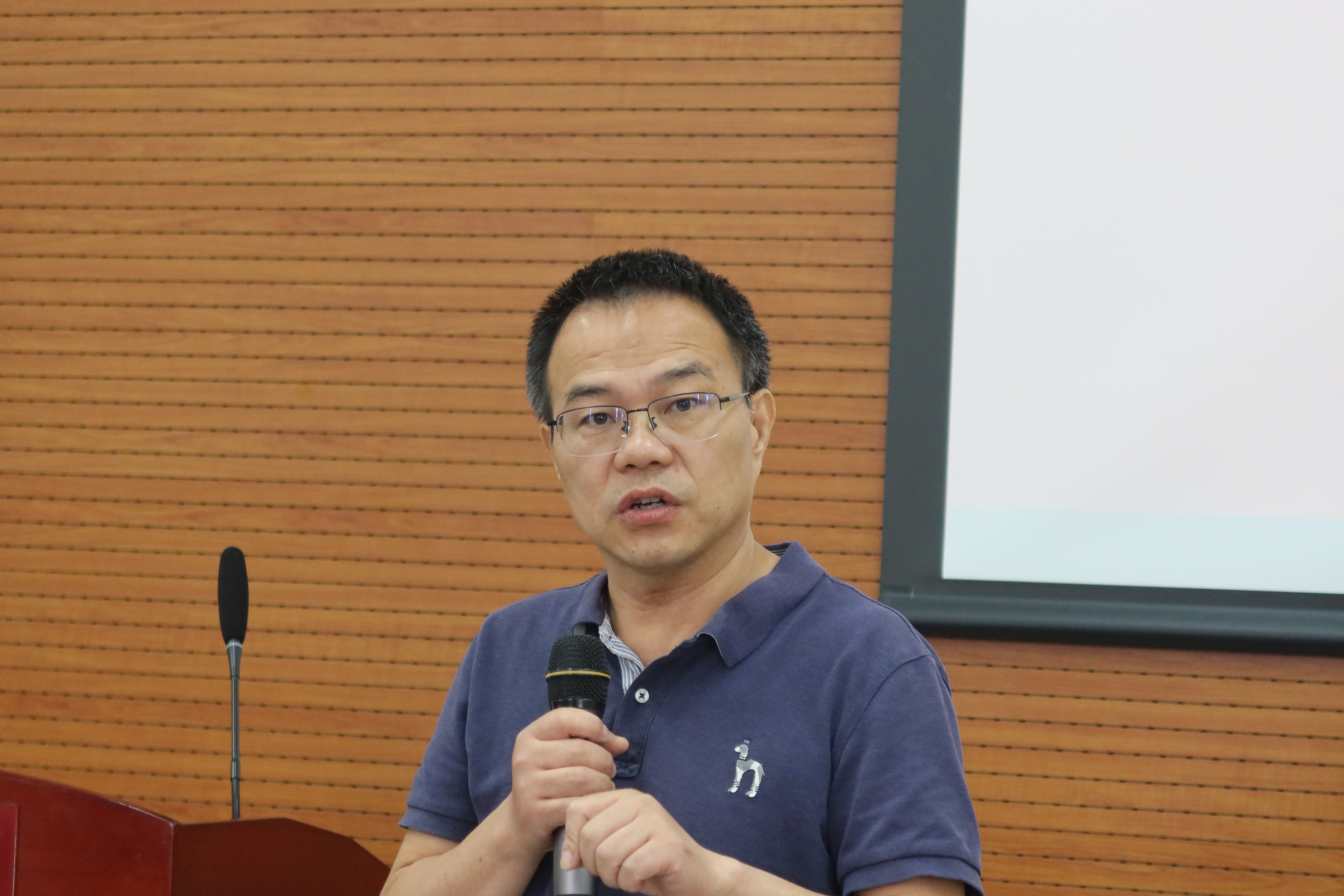 2-张鹏飞老师主持颁奖典礼.JPG 2-张鹏飞老师主持颁奖典礼.JPG